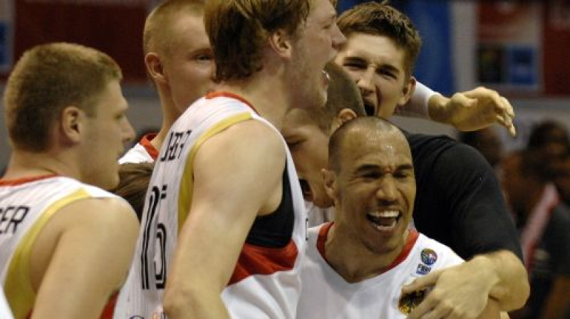 Vācijas izlase līksmo pēc uzvaras pār Latviju
Foto: Romāns Kokšarovs, Sporta Avīze, f64