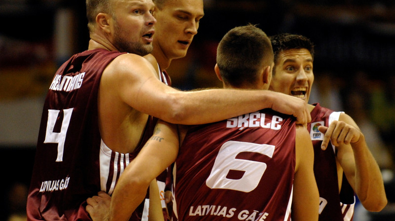 Uvis Helmanis Latvijas izlases kapteiņa lomā
Foto: Romāns Kokšarovs, Sporta Avīze, f64