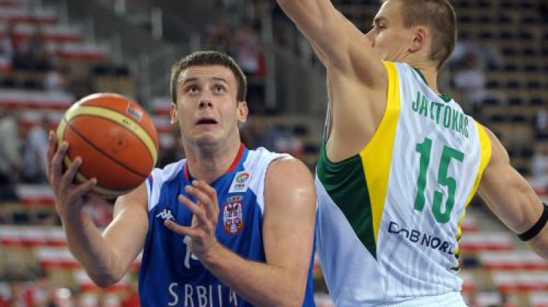 Roberts Javtoks (no labās) cenšas apturēt Novicu Veļičkoviču
Foto: AFP