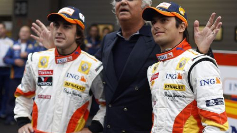 Fernando Alonso, Flavio Briatore un Nelsons Pikē
Foto: Reuters