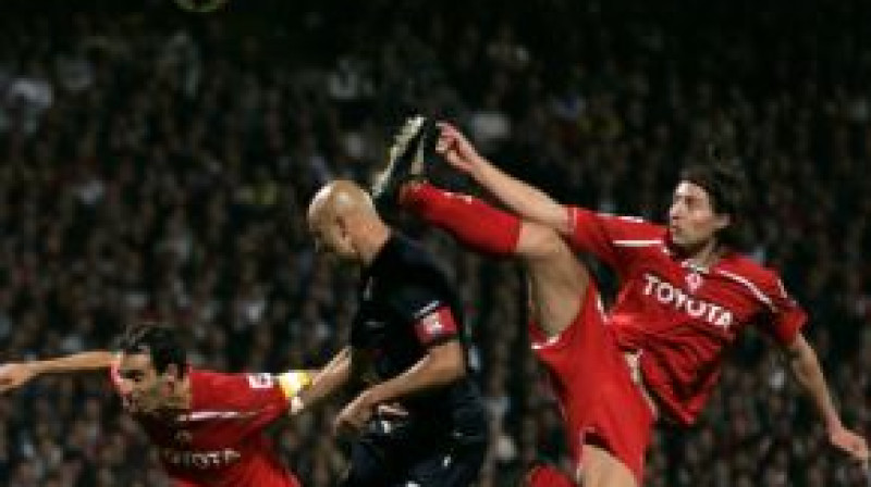 "Lyon" kapteinis Kriss pret diviem pretspēlētājiem
Foto: AP