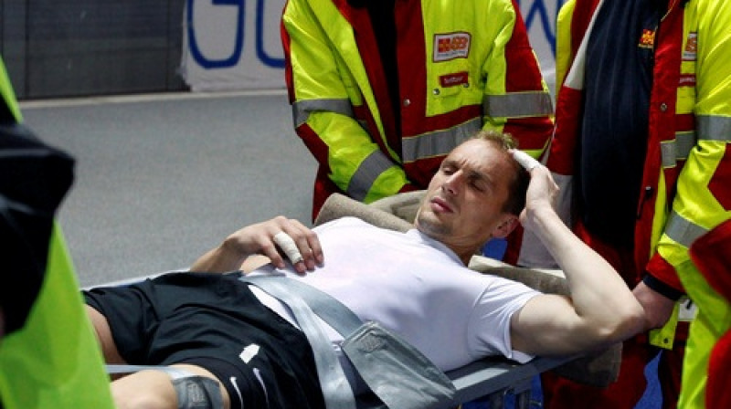 Jaroslavu Drobniju nones no laukuma uz nestuvēm
Foto: AP