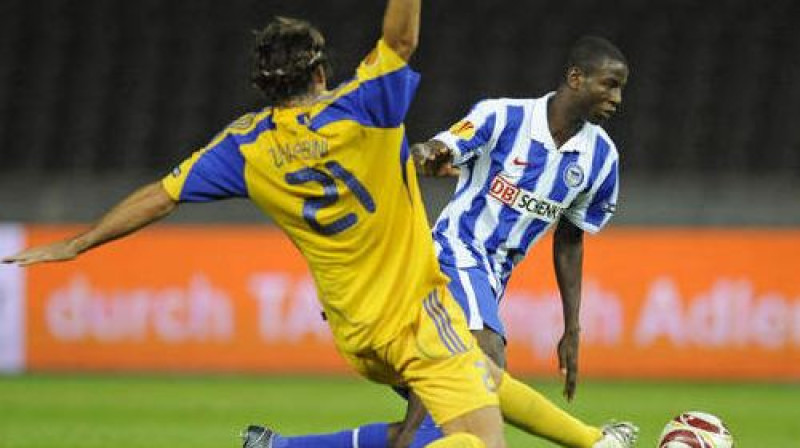 Alesandro Dzamperīni cīņā ar Adrianu Ramosu
Foto: AFP