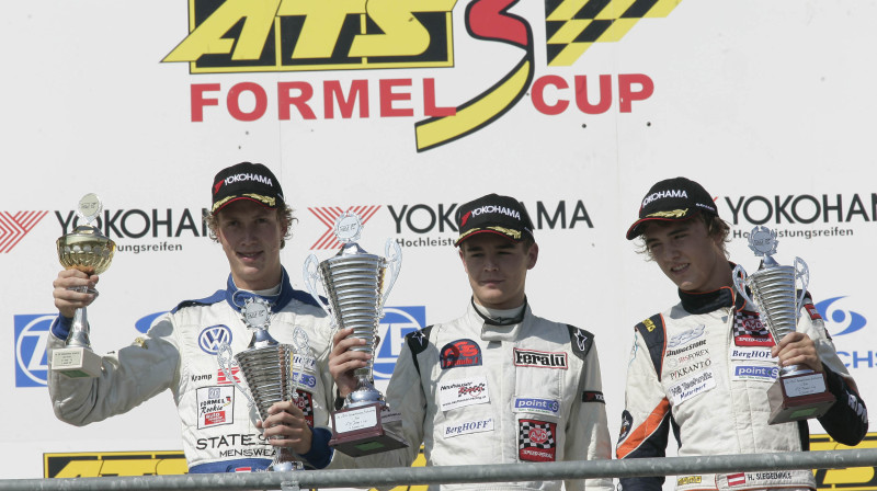 Haralds Šlēgelmilhs (no labās) uz pjedestāla Zaksenringā
Foto: www.formel3.de