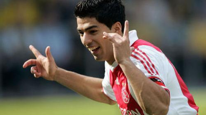 Luiss Suarezs ar četriem vārtu guvumiem sekmēja "Ajax" uzvaru (4:0) viesos pār "VVV-Venlo"
Foto: AFP