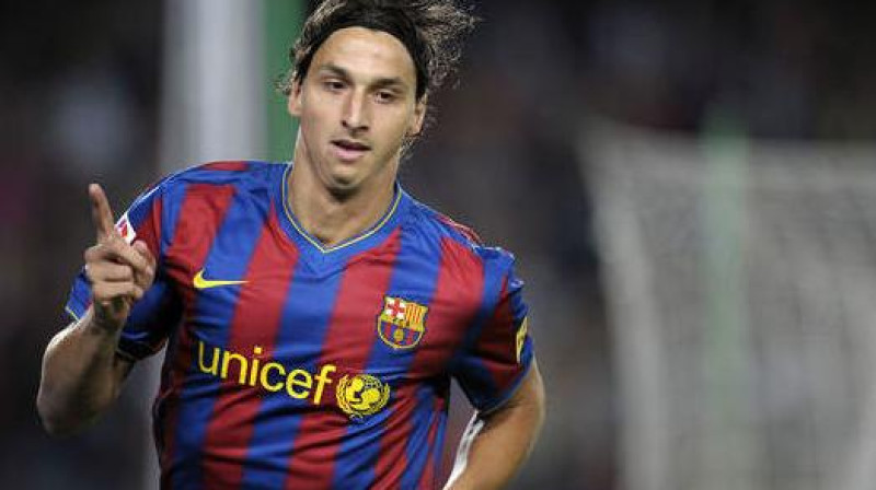 Zlatans Ibrahimovičs jau mača 2. minūtē atklāja rezultātu Barselonā
Foto: AFP