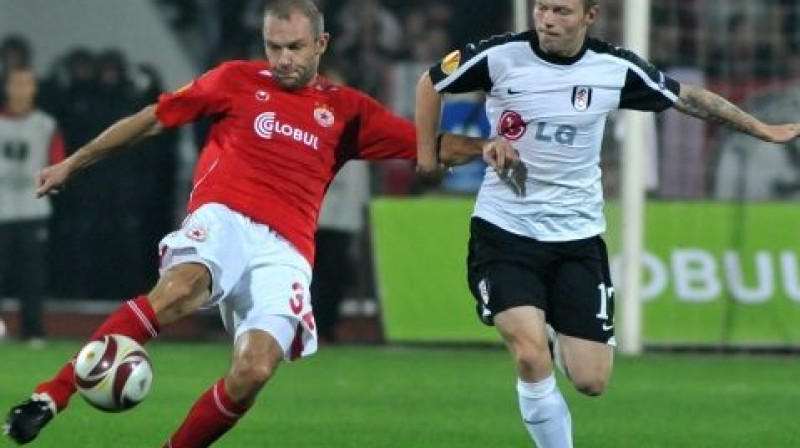 Viktors Morozs (pa kreisi) pret "Fulham"
Foto: www.cska.bg