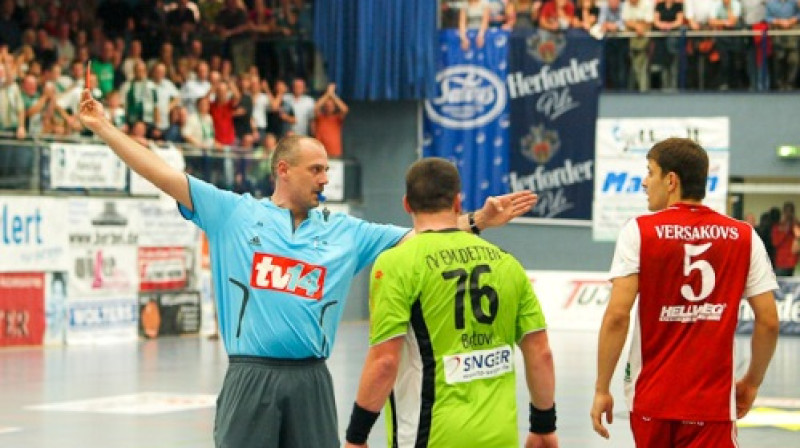 Māris Veršakovs saņem sarkano kartīti
Foto: sporteye.eu