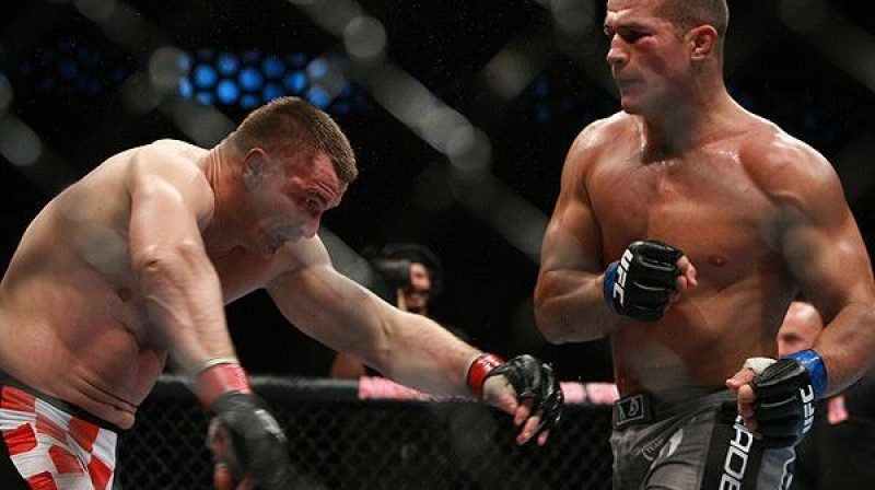 Mirko Filipoviča (pa kreisi) fiasko pret Junioru Dos Santosu
Foto: Sherdog.com