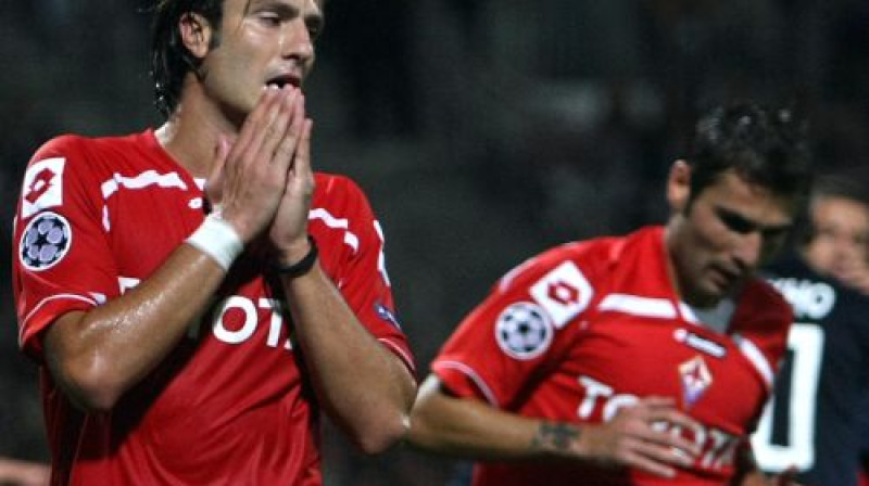 Alberto Džilardino (pa kreisi) reakcija pec sarkanās kartītes saņemšanas
Foto: AP