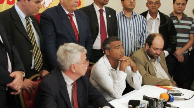 Romario (vidū pie galda)
Foto: AP