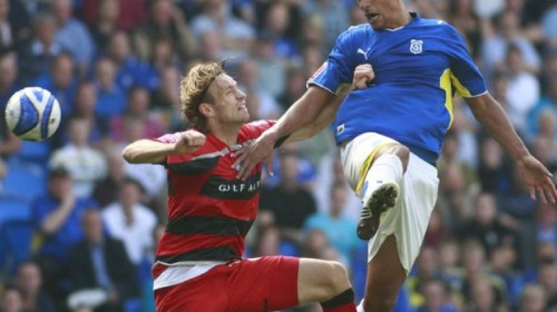 Kaspars Gorkšs cīņā ar "Cardiff" spēlētāju
Foto: www.qpr.co.uk