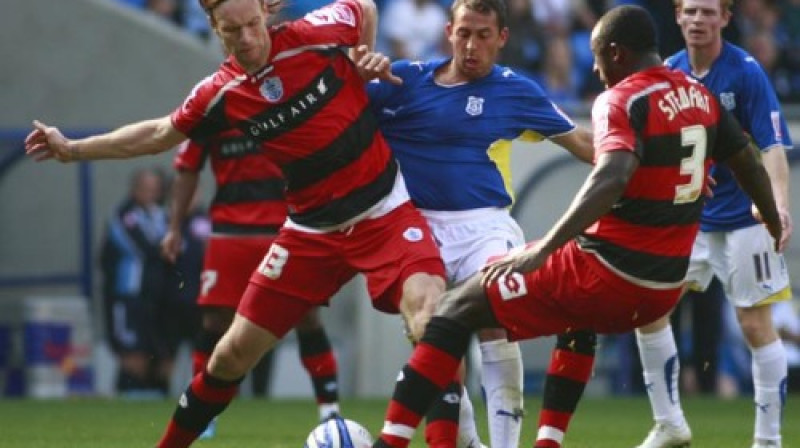 Priekšplānā Kaspars Gorkšs
Foto: www.qpr.co.uk