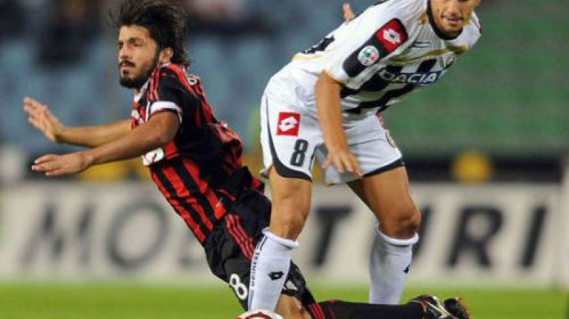 Dženaro Gatuzo un "Milan" uz ceļiem
Foto: AFP