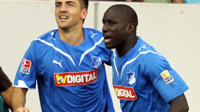 Vedadu Ibiseviču (pa kreisi) sveic Demba Ba
Foto: AFP