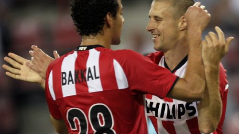 ''PSV'' futbolisti priecājas par kārtējo panākumu
Foto: AP