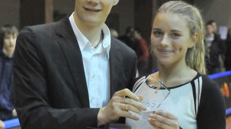 LBS viceprezidents Edgars Šneps un SJBL 2009. gada Zvaigžņu spēles dalībniece Anna Sonka
Foto: Romualds Vambuts, Sportacentrs.com