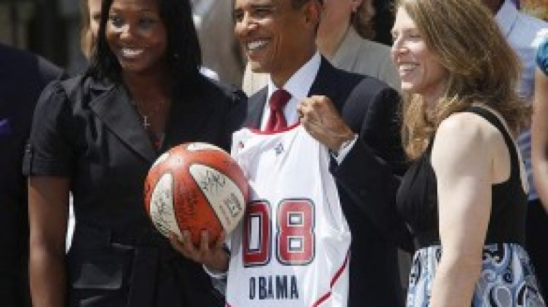 Obama ar WNBA čempionēm Šerilu Fordu un Keitiju Smitu
Foto: Associated Press
