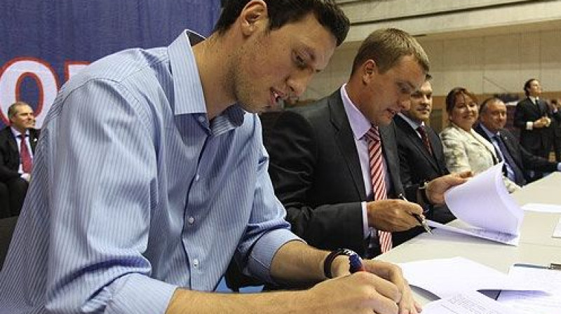 Ivans Radenovičs (no kreisās) paraksta līgumu
Foto: cskabasket.com