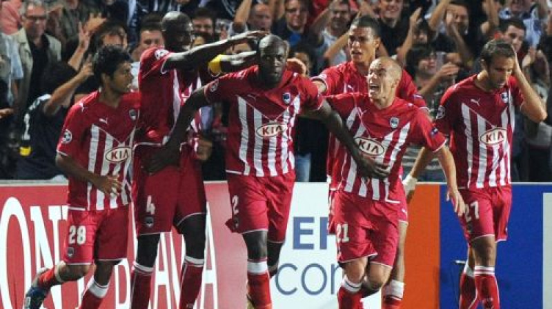 Komandas biedri apsveic Čiani (vidū) ar gūtajiem vārtiem
Foto: AFP