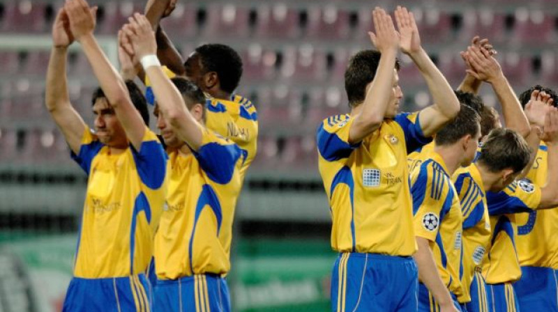 "Ventspils" futbolisti ir pateicīgi līdzjutējiem
Foto: Romans Kokšarovs, Sporta Avīze, f64