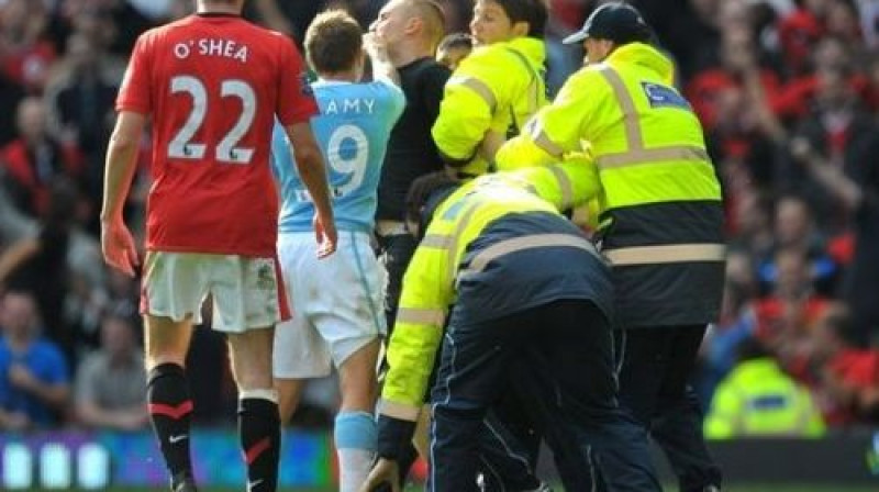 Belamijs iesit ''United'' komandas fanam
Foto: EMPICS Sport