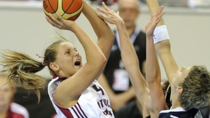 Sabīne Niedola 
Foto: Romāns Kokšarovs, Sporta Avīze, f64