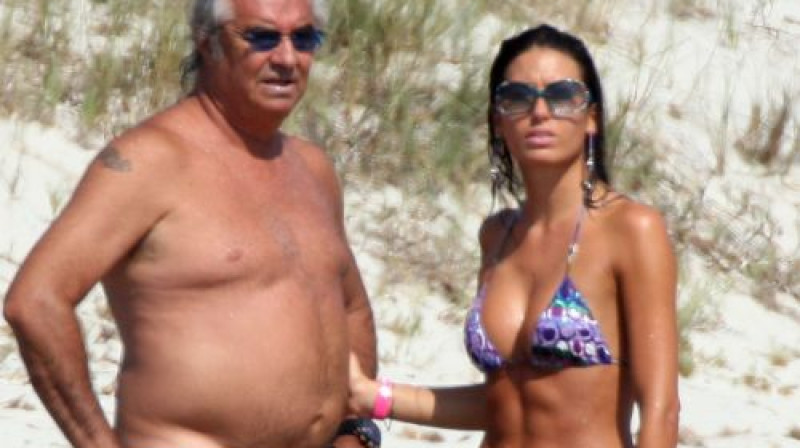 Briatore kopā ar savu sievu tagad atpūšas pludmalē
Foto: Digitale