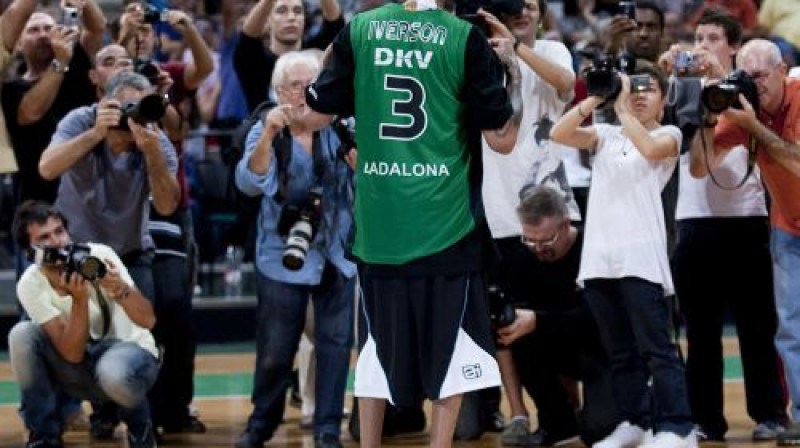 Alens Aiversons, viesojoties Badalonas "Joventut" klubā 
Foto: AFP