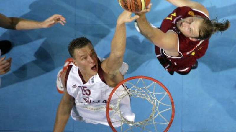 Todors Gečevskis cīņā ar Andri Biedriņu
Foto: Reuters
