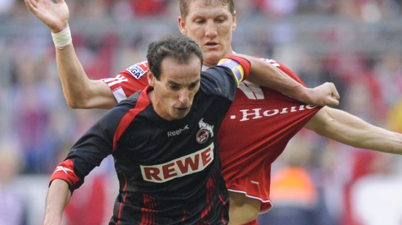 Ķelnieša Petita divcīņa ar "Bayern"
pussargu Bastianu Švainštaigeru
Foto: AP