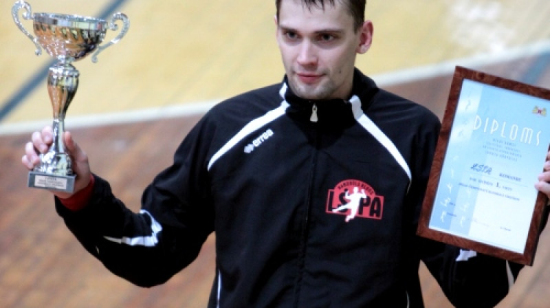 "LSPA" handbolists Ivars Lācis ar Rīgas čempionu kausu
Foto: Sandra Škutāne