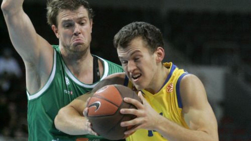 Sī Džejs Volless aizsardzībā pret Artūru Bērziņu
Foto: Romāns Kokšarovs, Sporta Avīze, f-64