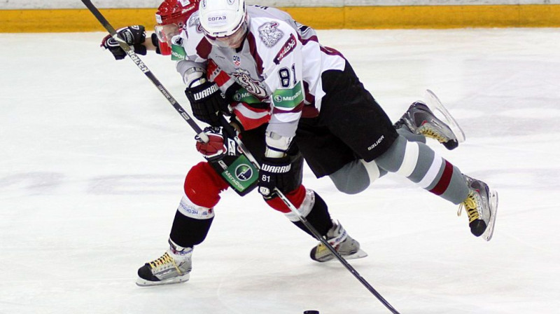 Sandis Ozoliņš cīņā par ripu
Foto: hc-avto.ru