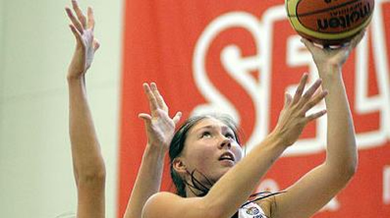 Guna Lagzdiņa ceturtdien realizēja sešus no septiņiem metieniem, un izcīnīja desmit atlēkušās bumbas, nopelnot "double-double"
Foto: fibaeurope.com