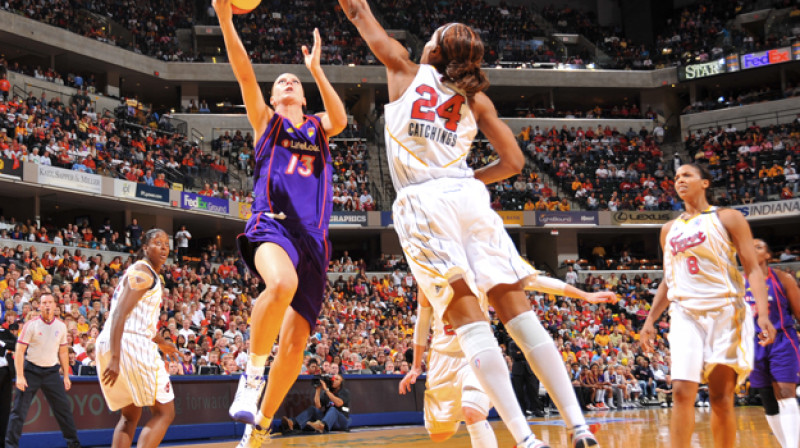 #13 Penny Taylor, Phoenix Mercury, uzbrukumā pret #24 Tamika Catchings, Indiana Fever
Foto: wnba.com