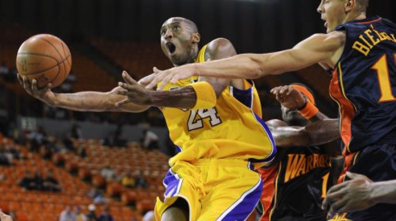 Kobe Braients un Andris Biedriņš 
Foto: AP