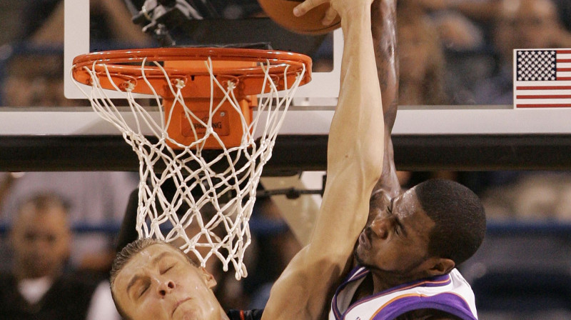 Andris Biedriņš pret Ērlu Klārku
Foto: AP