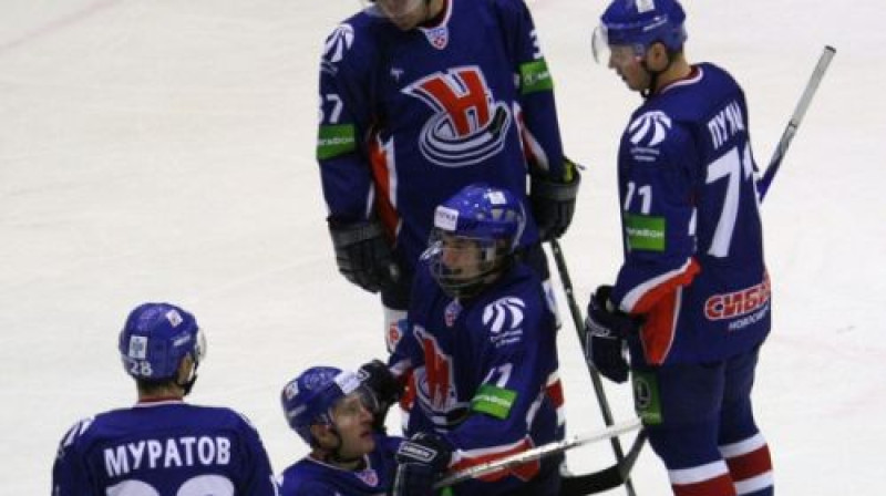 Georgijs Pujacs (no labās) sveic partneri
Foto: hcsibir.ru