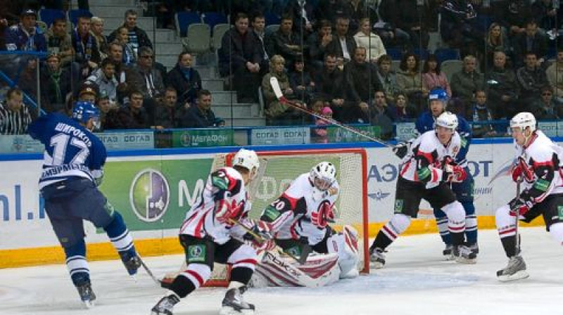 Aleksejs Širokovs (no kreisās) pie pretinieku vārtiem
Foto: hcamur.ru