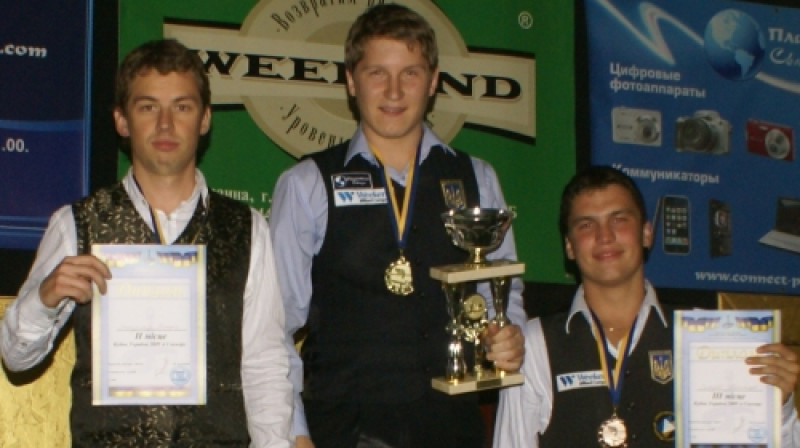 Pēteris Strazdiņš (pa kreisi) 
Foto: snookerclub.com.ua