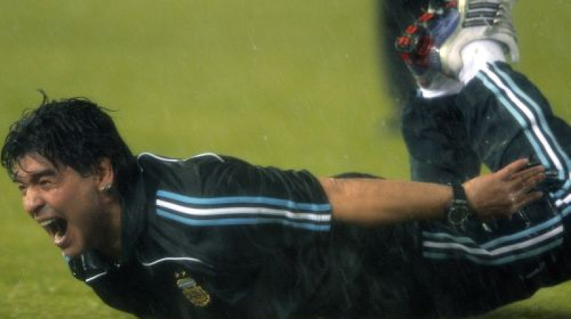 Djego Maradona neslēpa savas emocijas pēc uzvaras pār Peru 
Foto: AFP