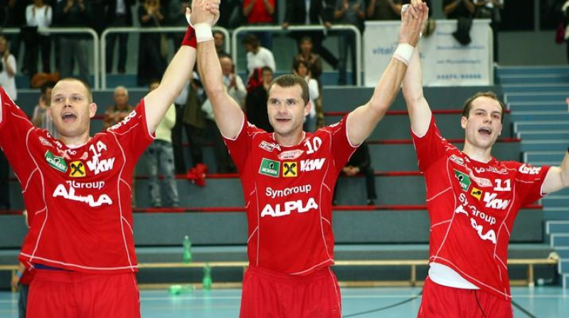 Jānis Glušaks (kreisajā pusē) un "Alpla HC Hard" - Austrijas čempioni rokasbumbā! 
Foto: hchard.at