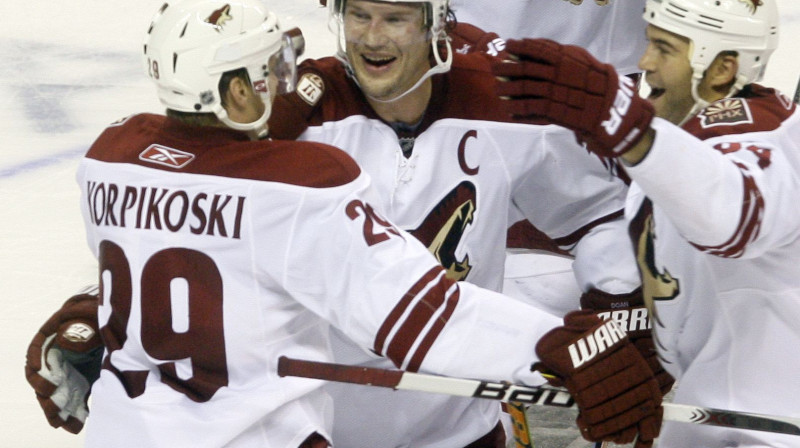 Komandas biedri sveic Lauri Korpikoski (29)
Foto: AP