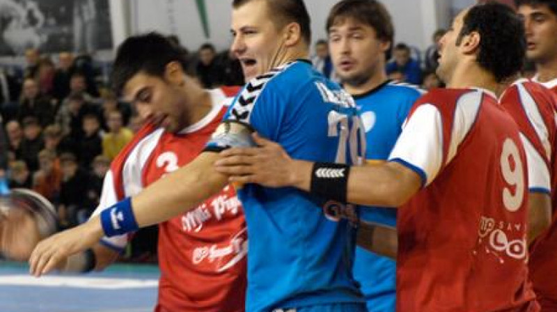 Mārtiņš Lībergs pretinieku skavās
Foto: dinamohandball.by