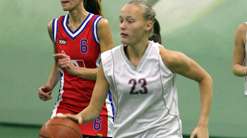 #23 Asnāte Fomina (TTP/DSN) uzbrukumā pret "Avantis/Radiem un draugiem", #6 Ilze Dukāte (Avantis)
Foto: Renārs Buivids
