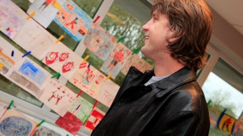 Sandis Ozoliņš aplūko konkursa darbus.
Foto: dinamoriga.eu