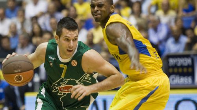 Sani Bečirovičs (ar bumbu) un Alans Andersons
Foto: AFP/Scanpix
