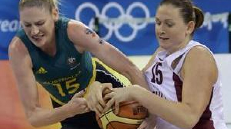 Aija Brumermane cīņā ar Lorēnu Džeksoni
Foto: fibaeurope.com