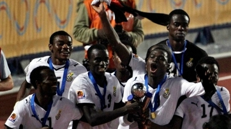 Ganieši ar izcīnīto trofeju
Foto: AP